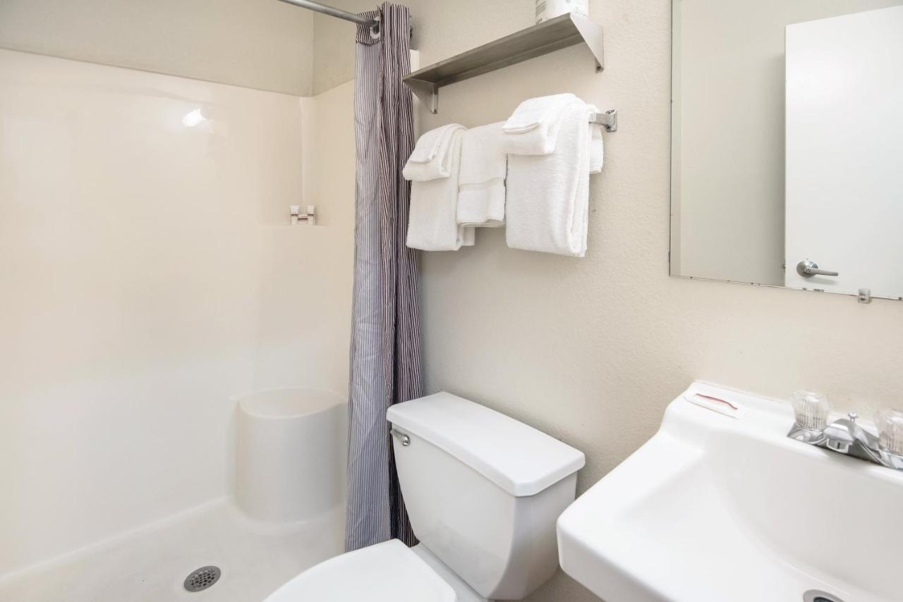 Hometowne Studios By Red Roof Colorado Springs - Airport Экстерьер фото