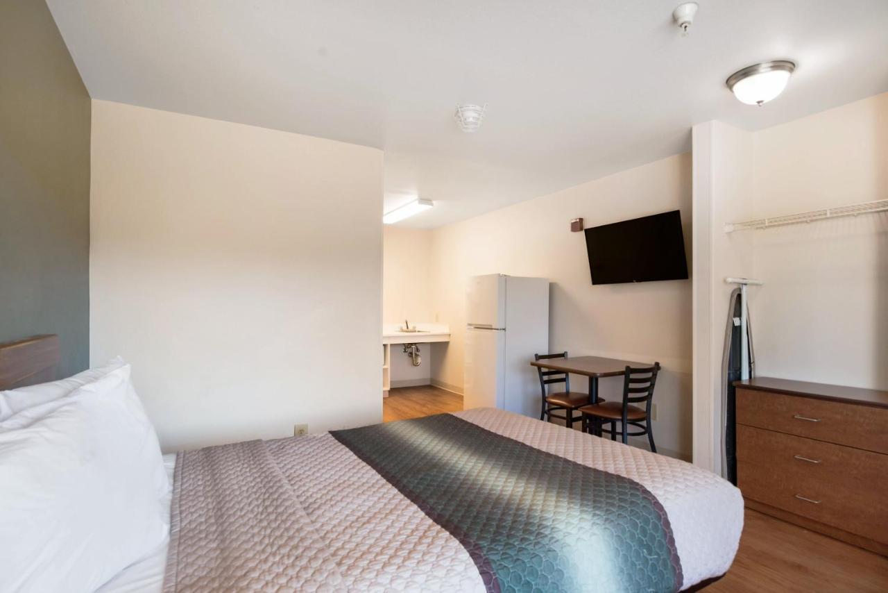Hometowne Studios By Red Roof Colorado Springs - Airport Экстерьер фото