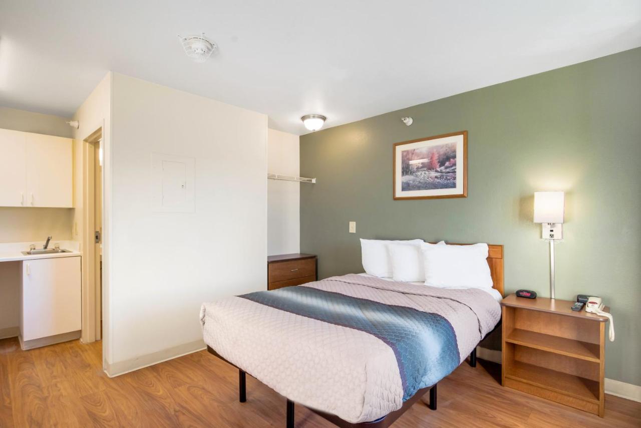Hometowne Studios By Red Roof Colorado Springs - Airport Экстерьер фото