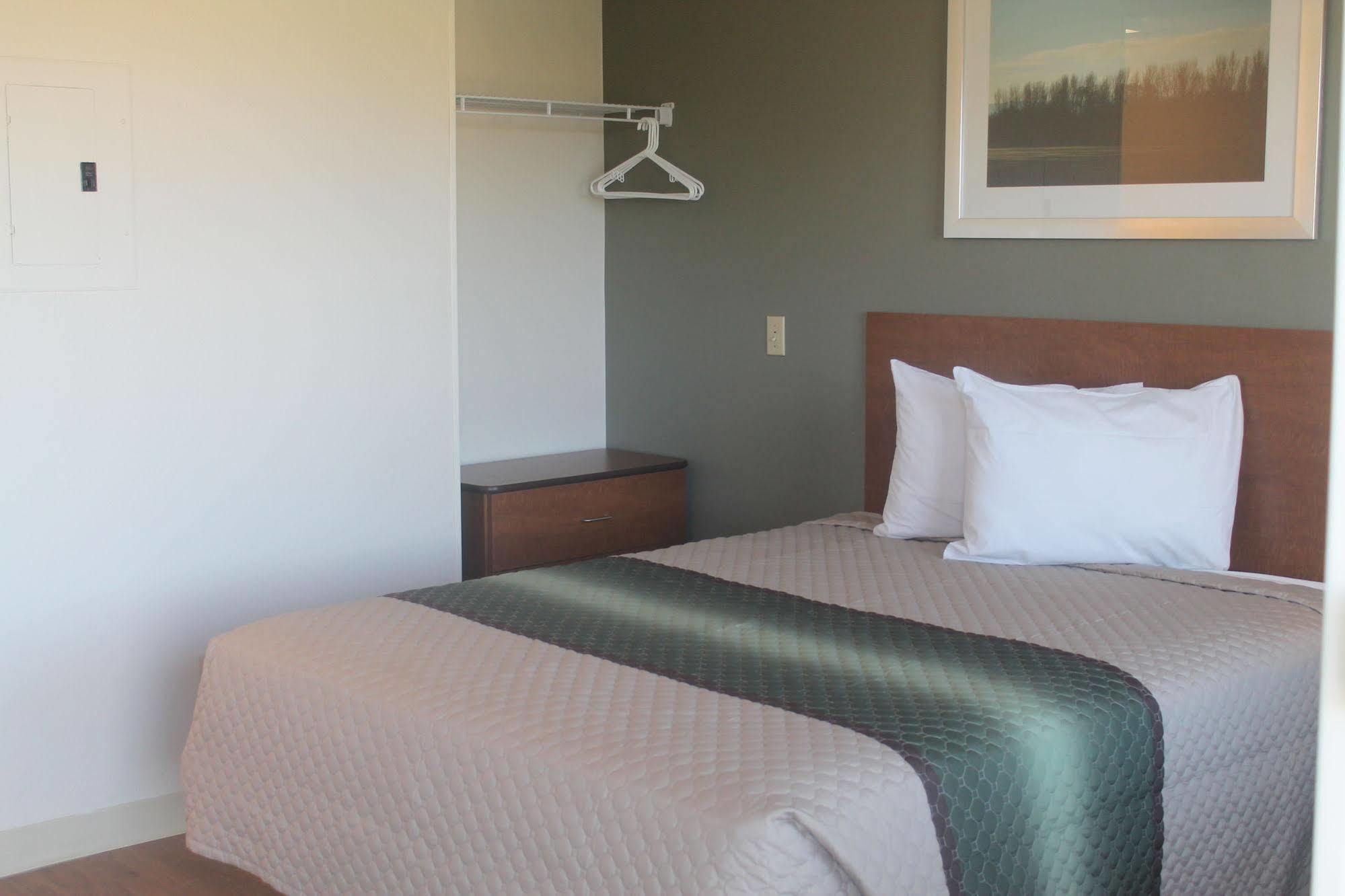 Hometowne Studios By Red Roof Colorado Springs - Airport Экстерьер фото