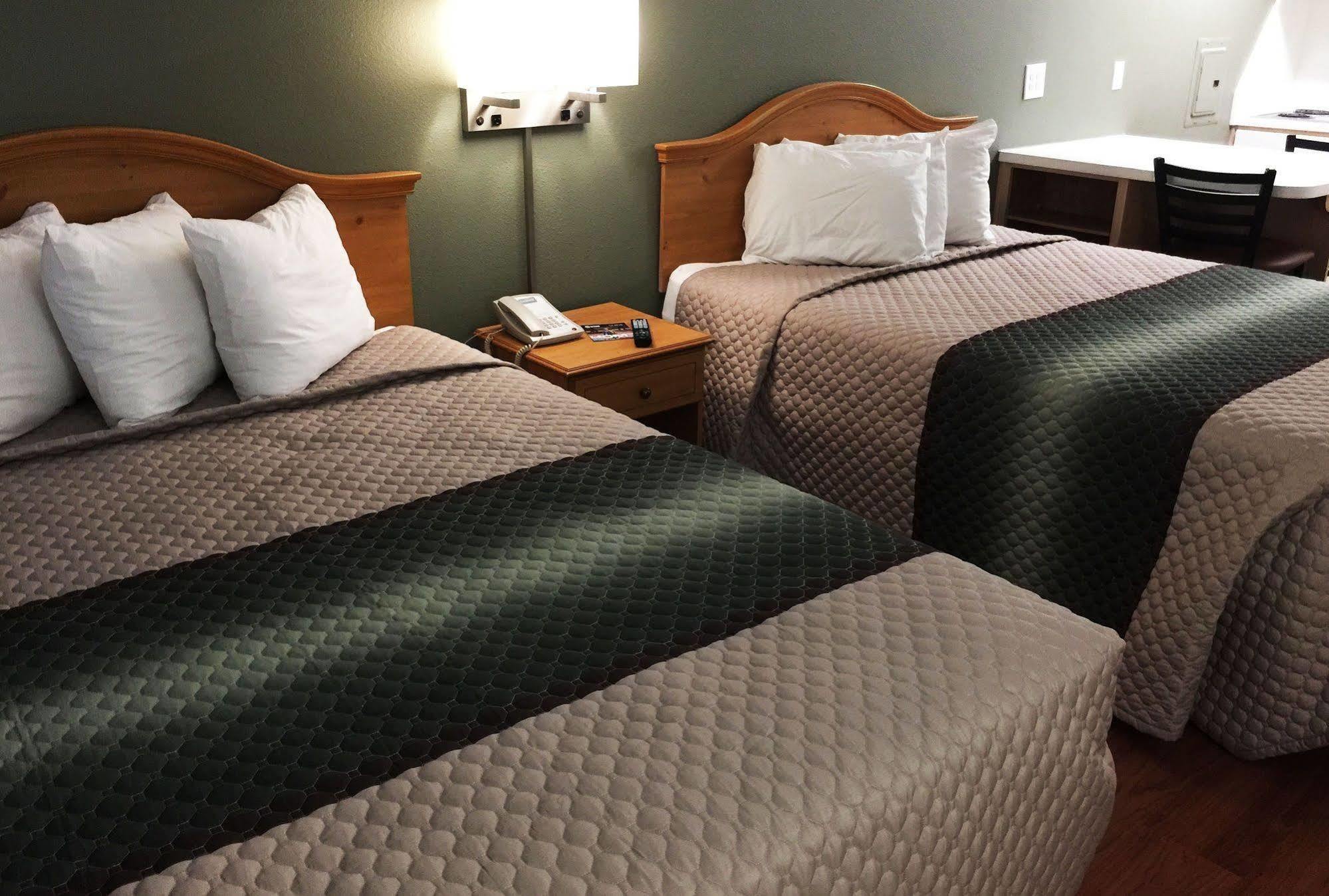 Hometowne Studios By Red Roof Colorado Springs - Airport Экстерьер фото