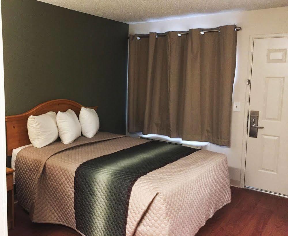 Hometowne Studios By Red Roof Colorado Springs - Airport Экстерьер фото